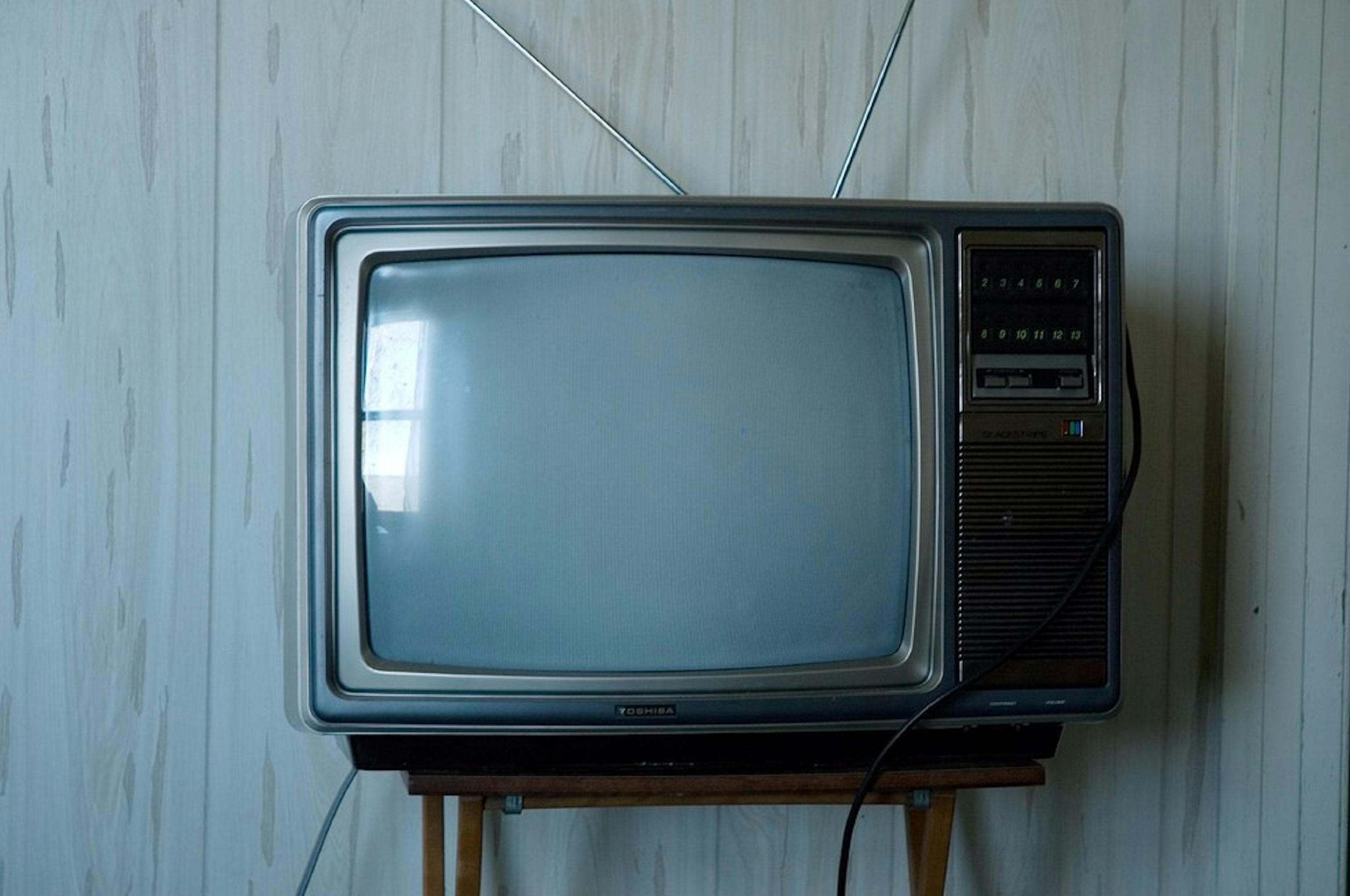 Телевизор показывает с антенной. Старинный телевизор. Телевизор старенький. Старый телек. Телевизор 90.