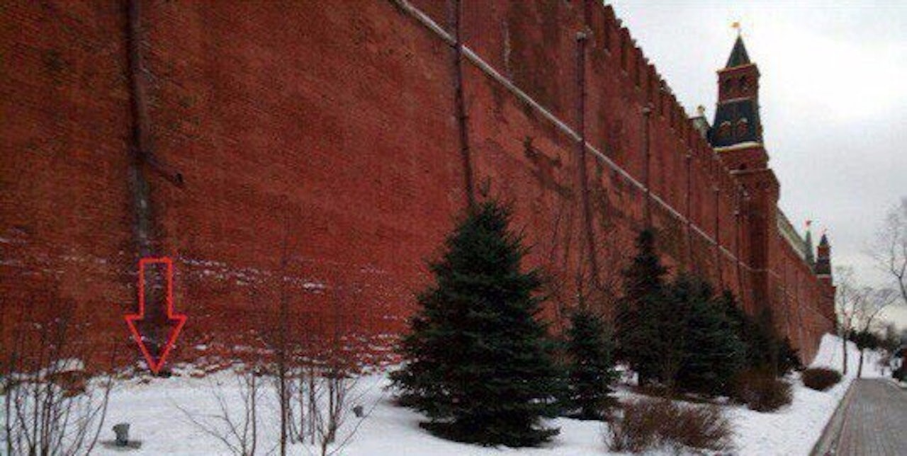 This image is a joke that circulated on a Telegram channel. The arrow, which indicates where the drugs are hidden, is pointing to the ground outside the Kremlin.