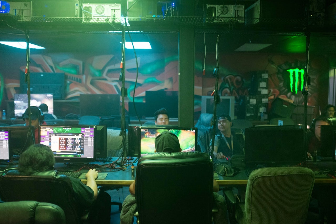 Players at PC Gamerz in Honolulu.