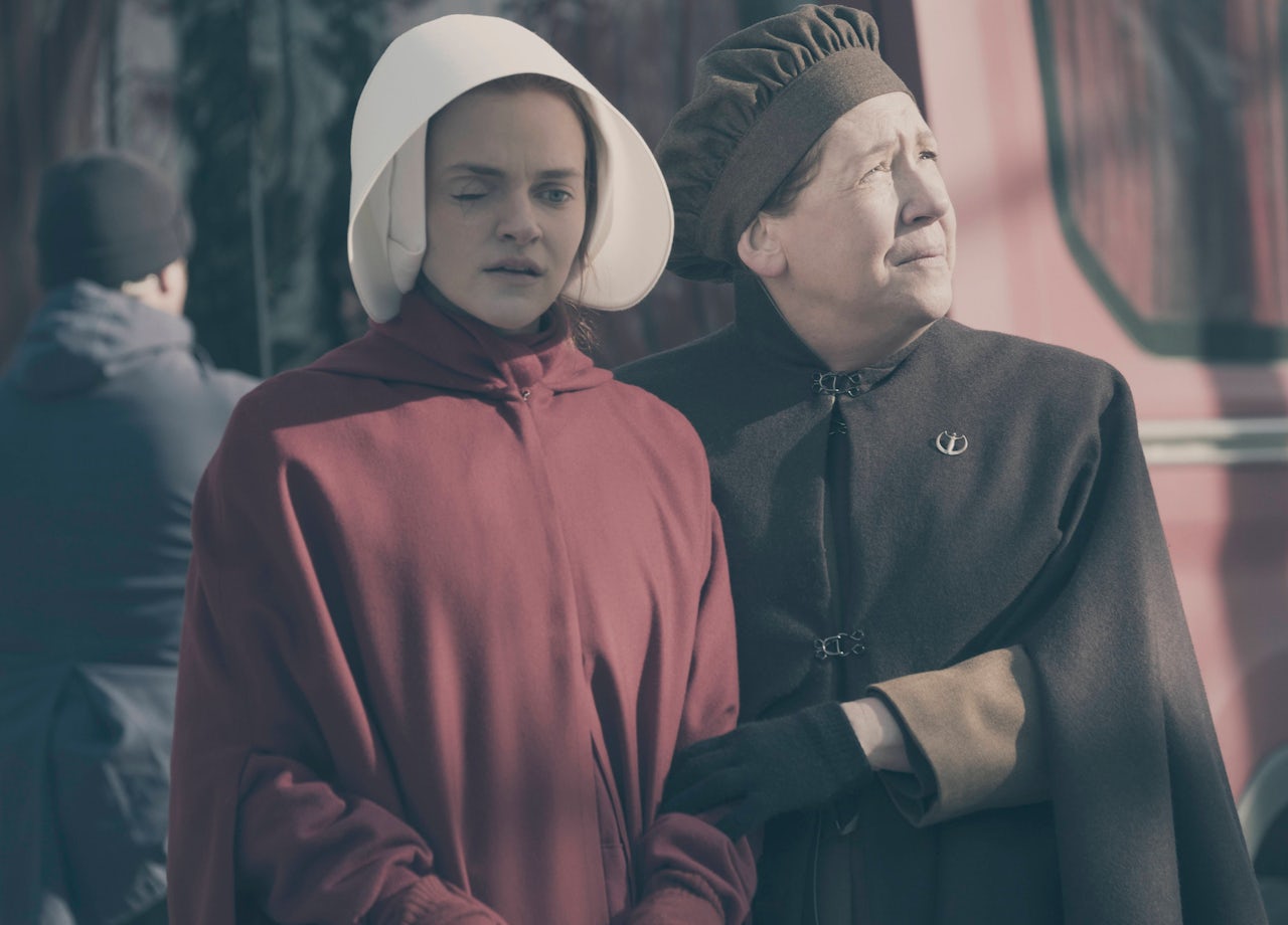 Рассказ служанки 6. The Handmaid's Tale сериал. Рассказ служанки 2017. Энн Дауд рассказ служанки. Фредова и Гленова.