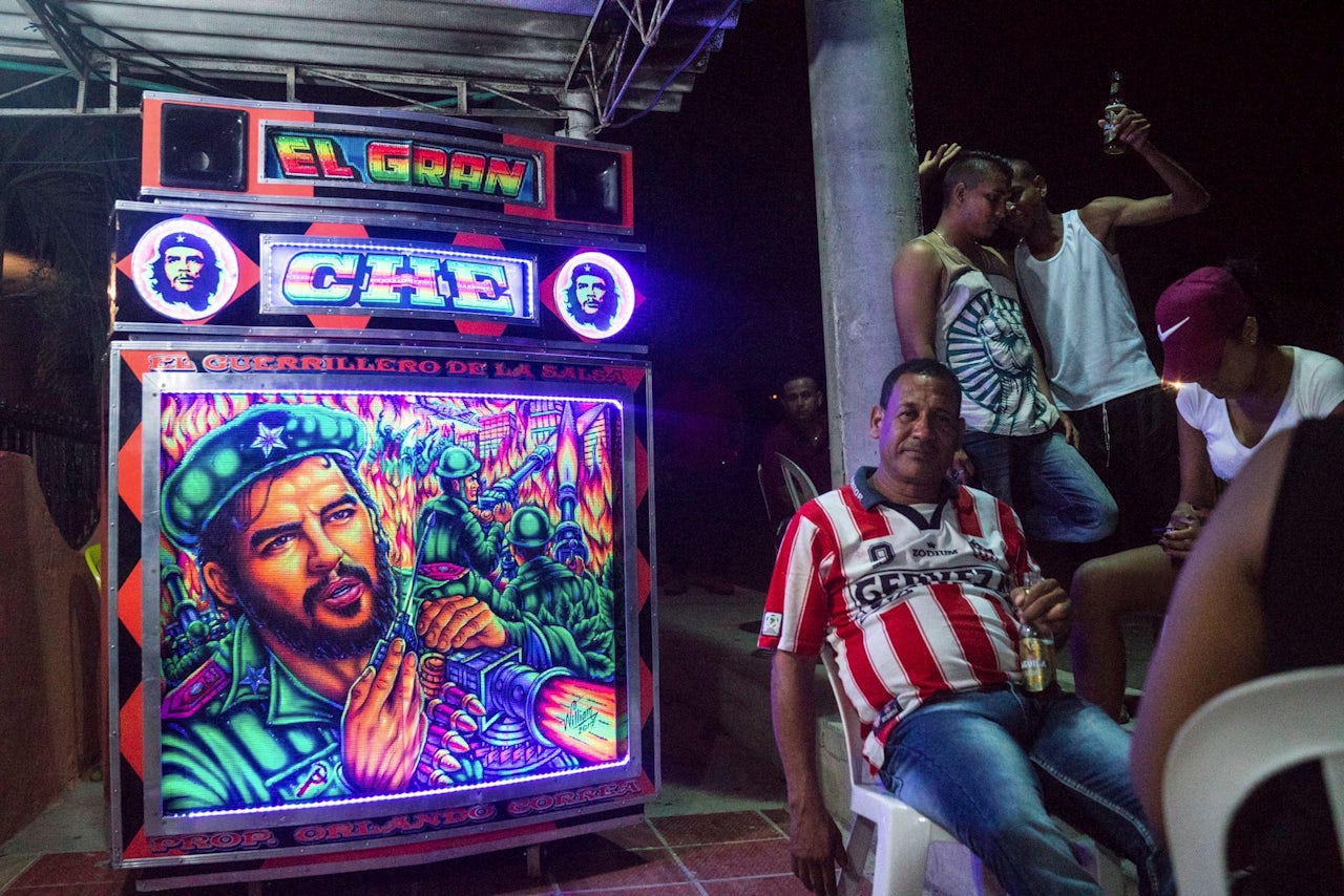Cold beers circulate at the El Gran Che picó in Barranquilla, Colombia.