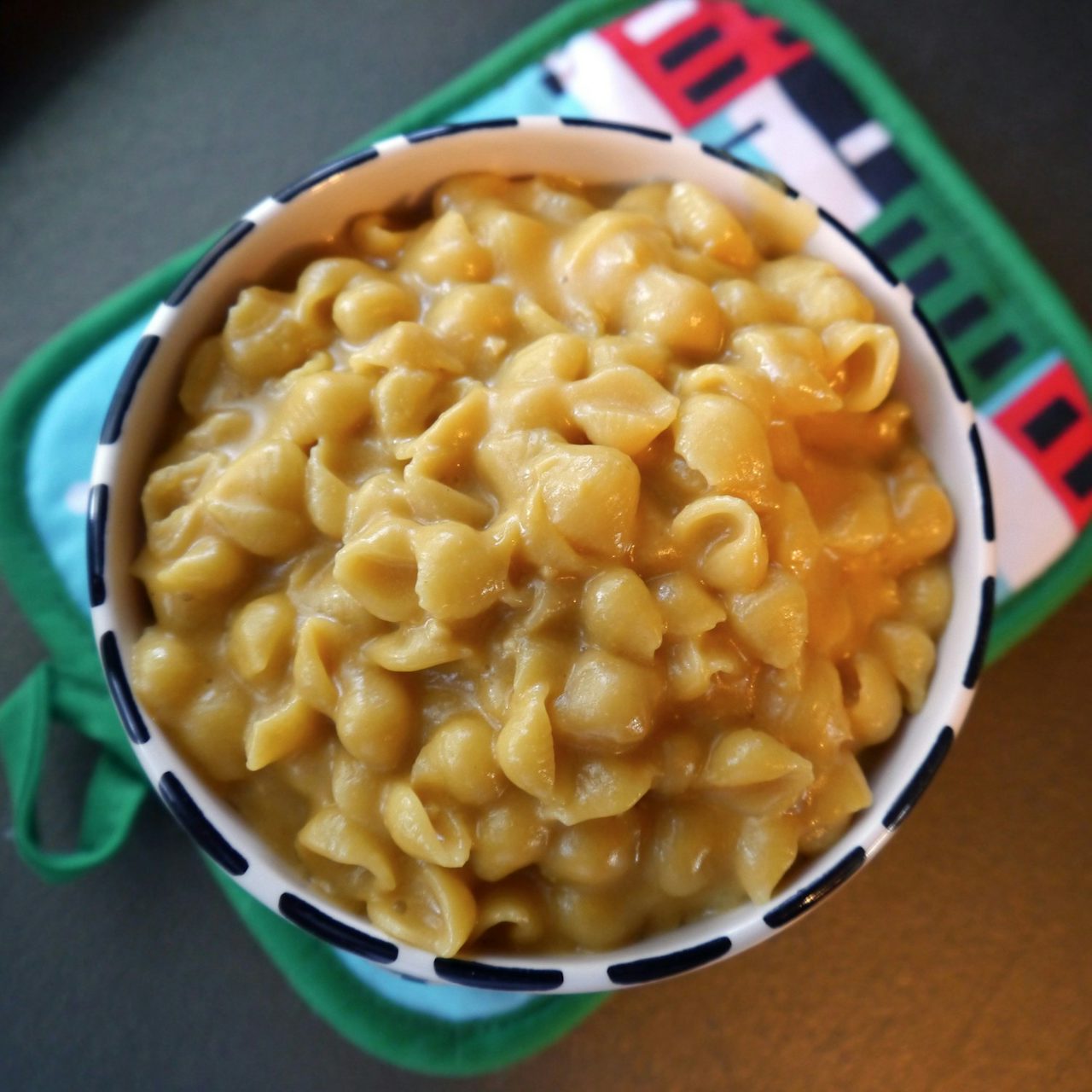 A vegan mac and cheese that uses Daiya.