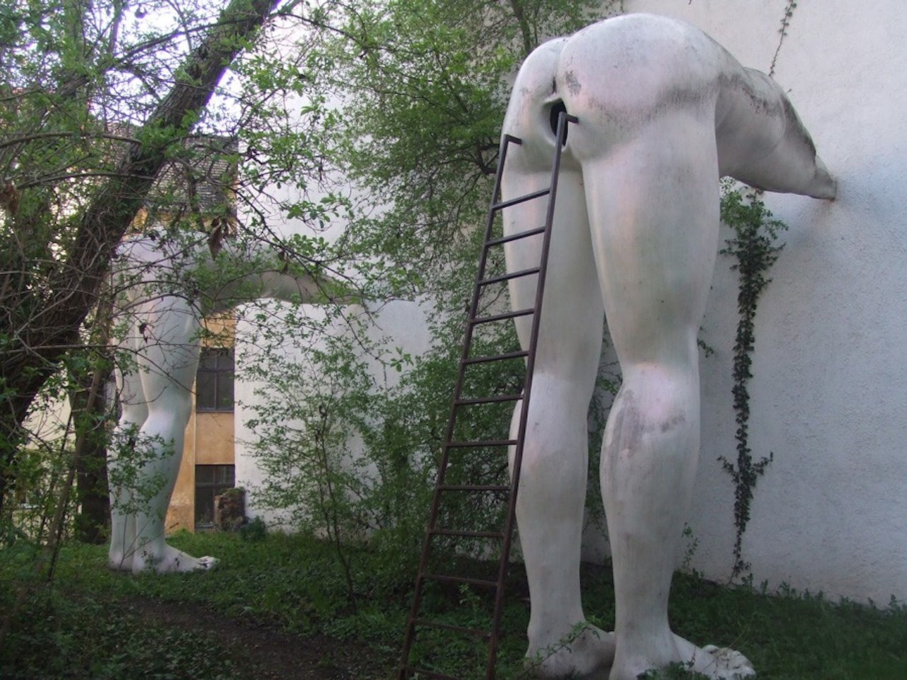 памятник голым мужикам фото 105