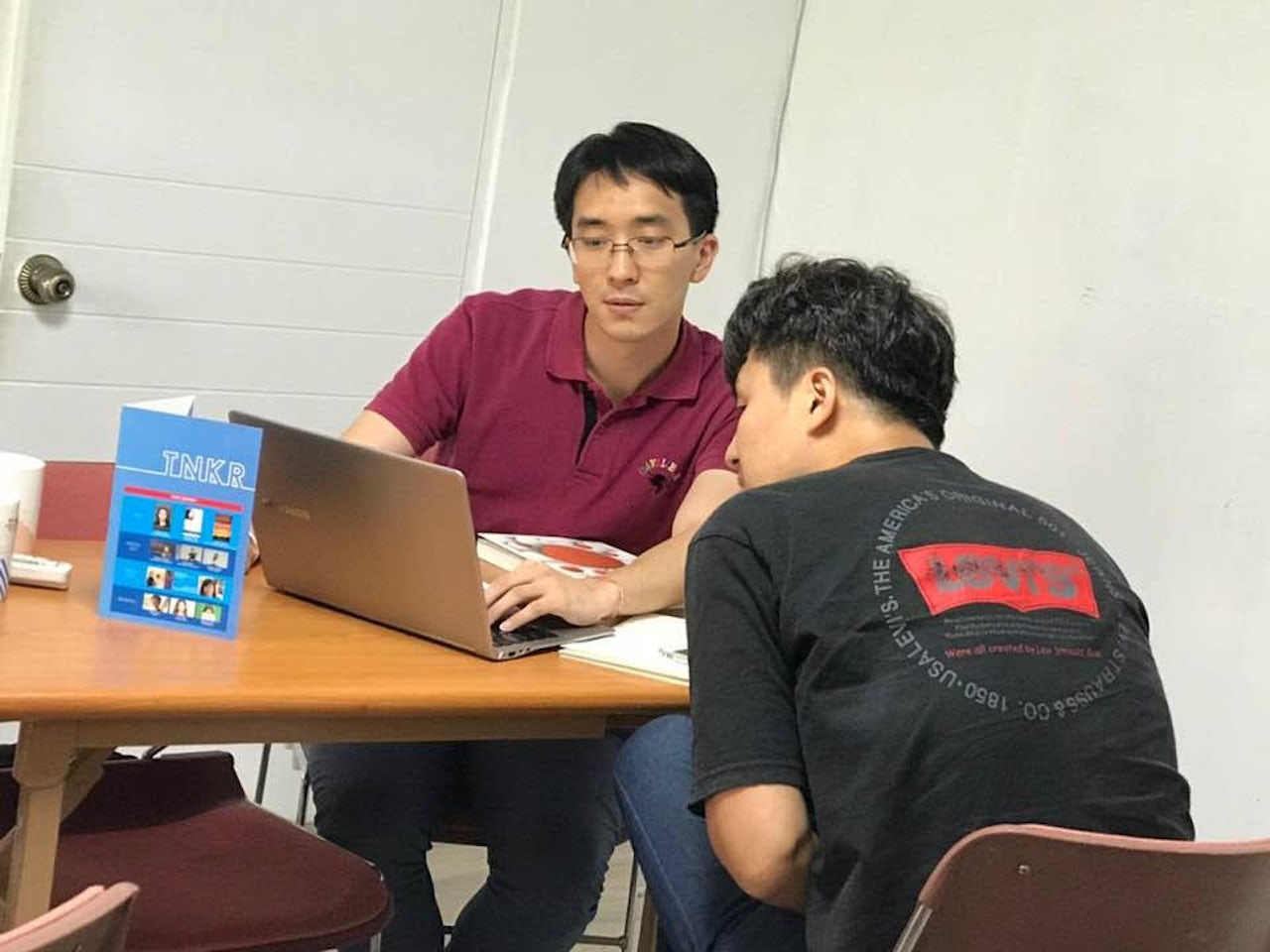 Kwon Young-min, a Teach North Korean Refugees volunteer, tutors a student.