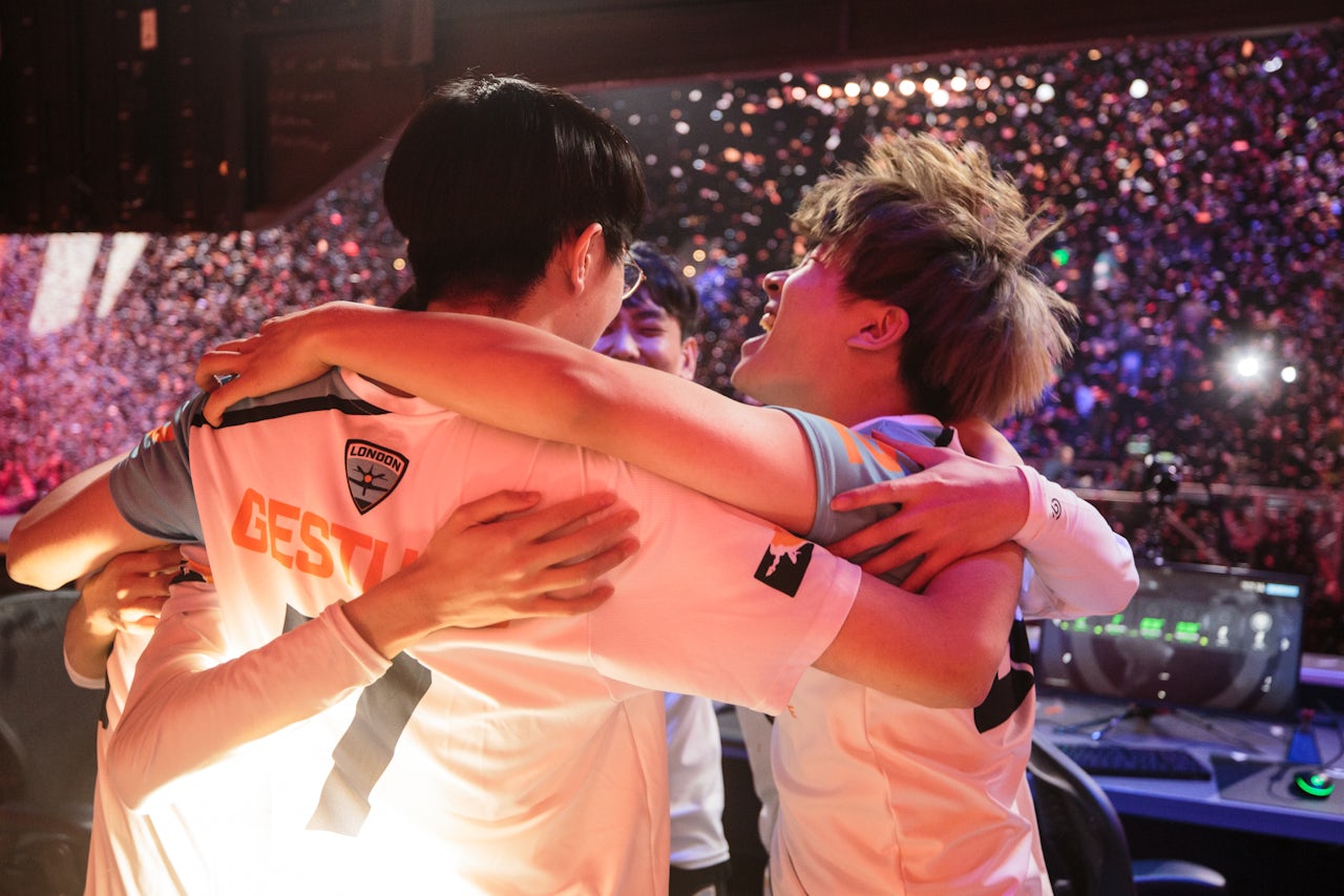 The London Spitfire celebrate a win.