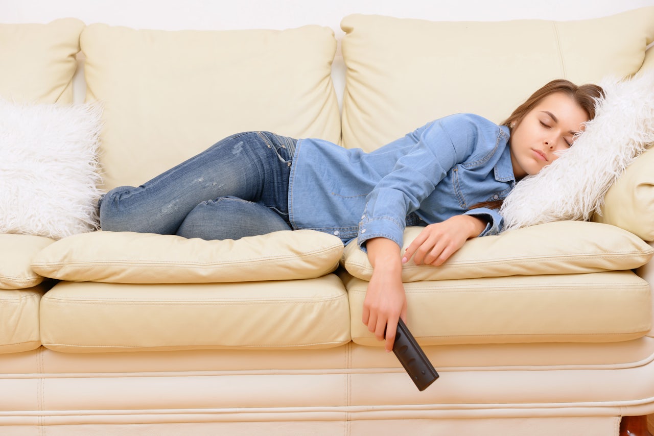 Лень сестра. Девушка леимтна диване. Девушка лежит на диване. Девушка подросток лежит на диване.