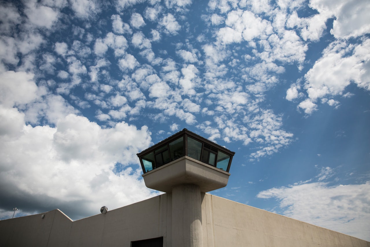 Prisoner escapes from Manhattan hospital by scaling down building