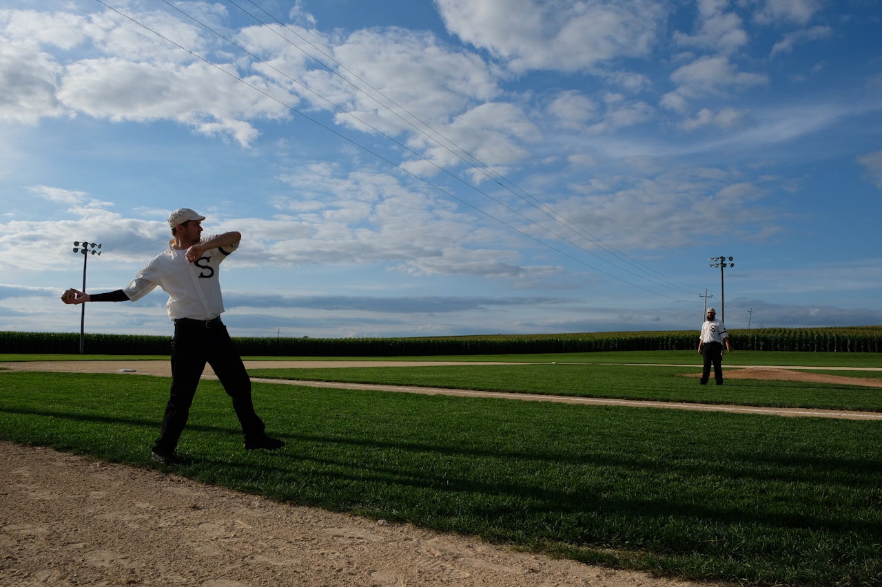 Chicago Salmon players Daron Krichbaum (left) and Don Stone (right) play catch.