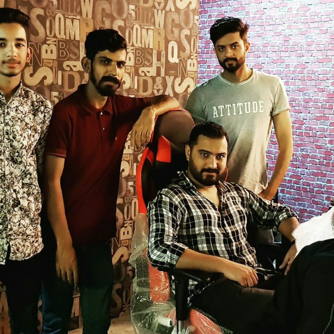 Awais Honey holds court at Maniax (Zamin Abbas)